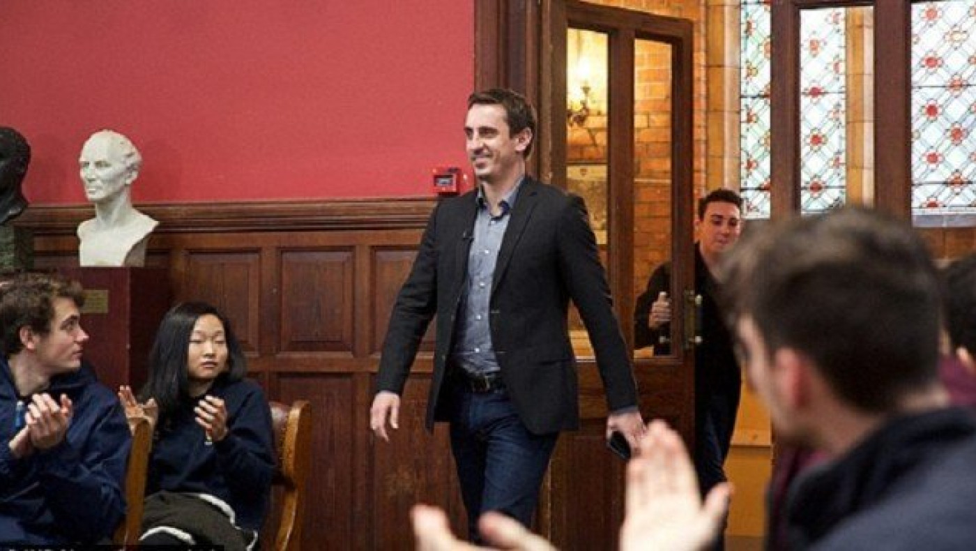 Αυτούς τους 11 θέλει               να βλέπει βασικούς ο Νέβιλ