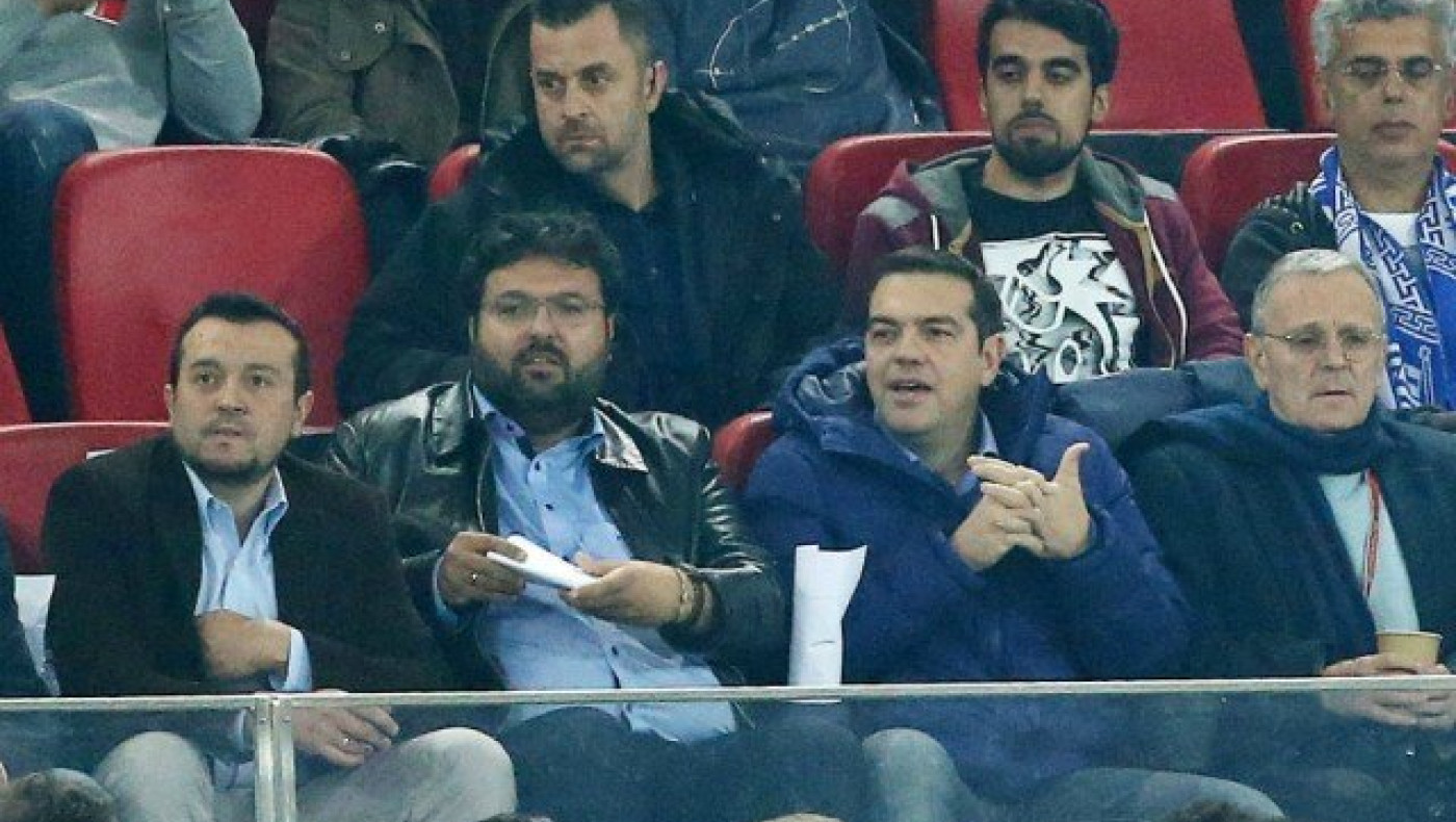 Βλέπει την  εθνική   Ελλάδας    ο  Αλέξης Τσίπρας!