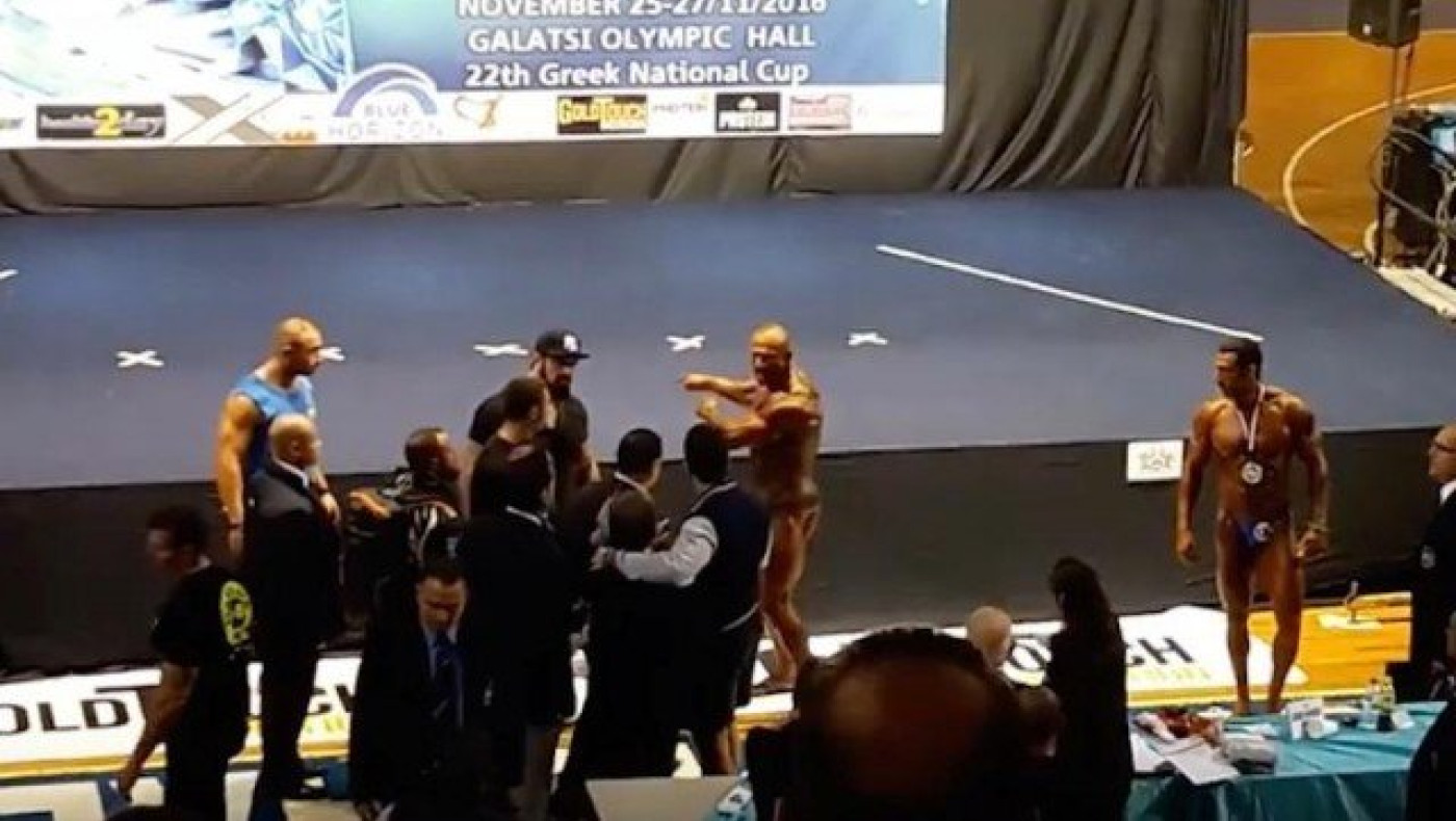 Έξαλλος    μποντιμπιλντεράς «μοιράζει» μπουνιές (videos)