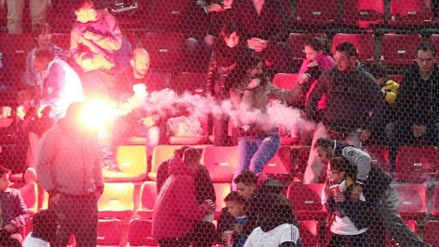 Απίστευτη καφρίλα Βόσνιων: Πέταξαν φωτοβολίδες στην ελληνική κερκίδα!