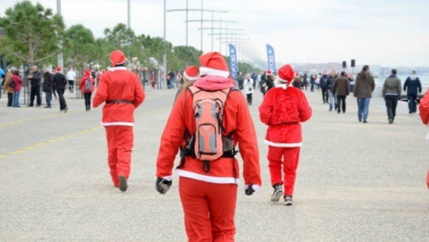 Με Αγιοβασίληδες     γεμίζει το κέντρο της Θεσσαλονίκης