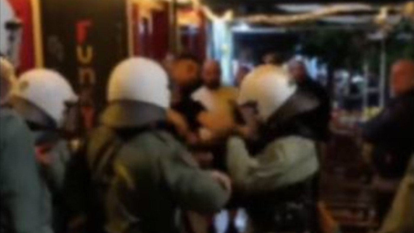 Εξάρχεια: ΜΑΤ χτύπησαν θαμώνες μαγαζιών-Γρονθοκόπησαν νεαρό με προσθετικό μέλος