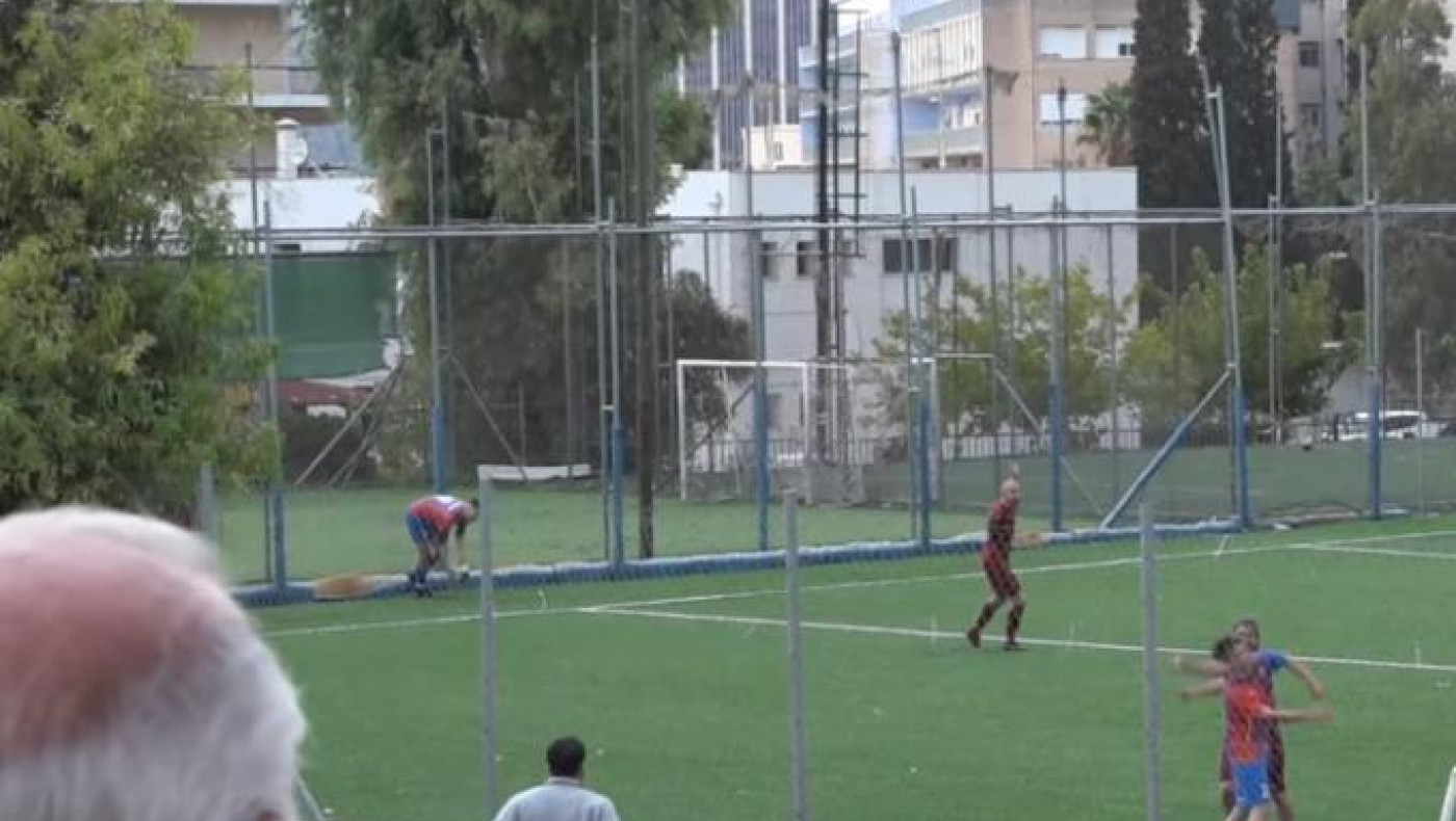 Απίστευτο ξύλο σε ματς τοπικού: Ποδοσφαιριστής... μοίρασε μπουνιές και κλωτσιές σε αντίπαλο!