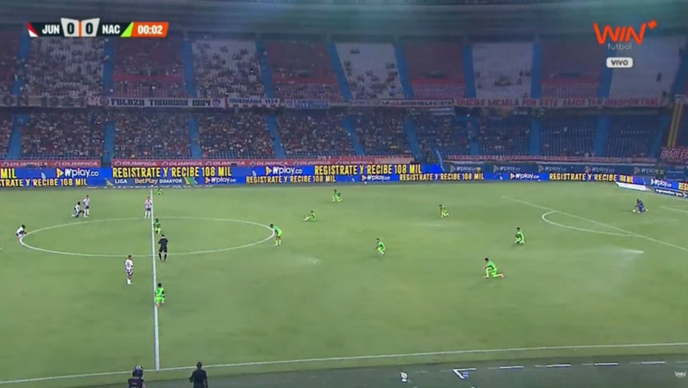 Κολομβία: Γιατί ποδοσφαιριστές ξάπλωσαν στο χορτάρι