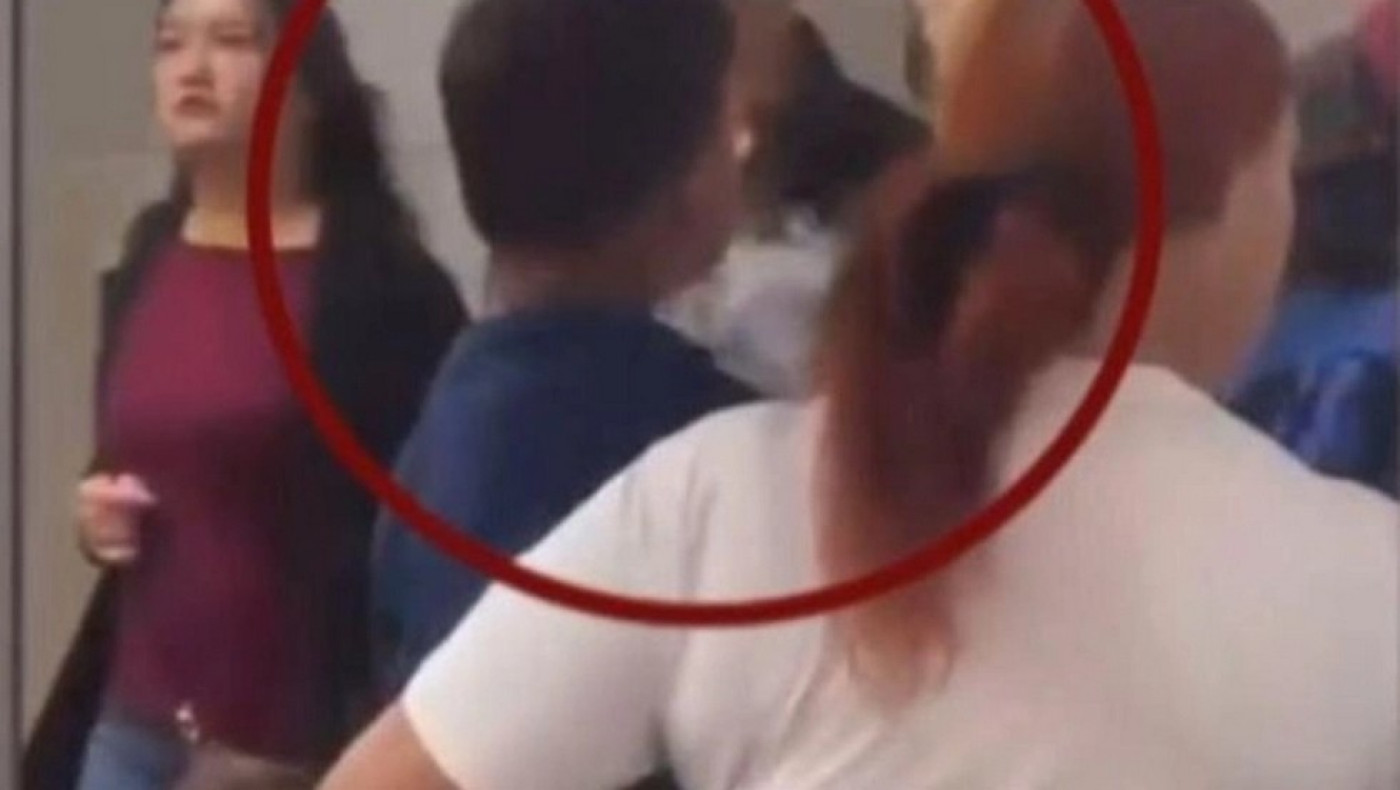 Απίστευτο: Παιδί κάπνιζε ηλεκτρονικό στην αγκαλιά της μητέρας του