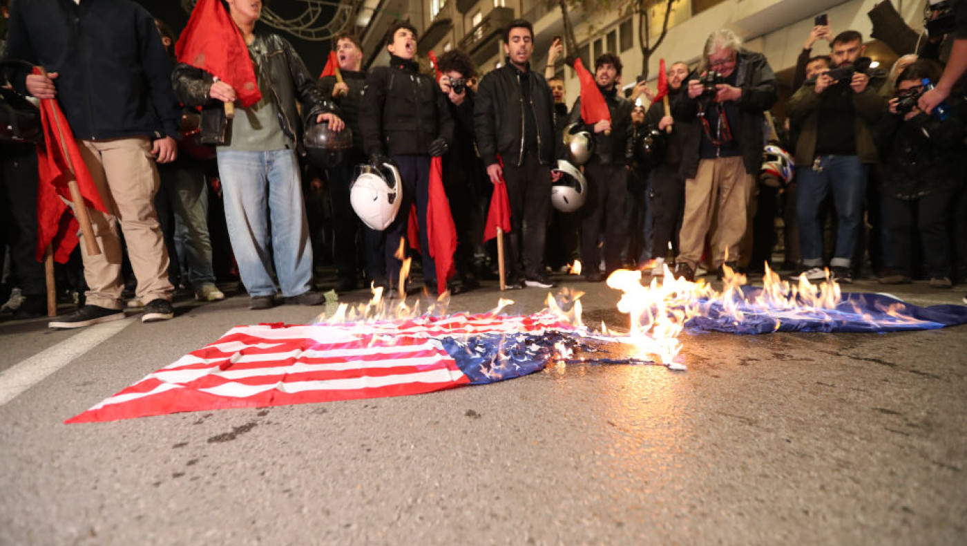 Θεσσαλονίκη-Πορεία για το Πολυτεχνείο: Έκαψαν σημαίες ΗΠΑ, Ισραήλ και ΝΑΤΟ