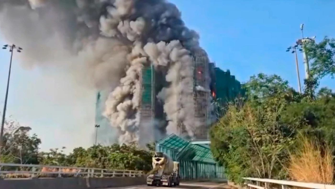 Χονγκ Κονγκ: Φωτιά σε συγκρότημα διαμερισμάτων με πολλούς εγκλωβισμένους