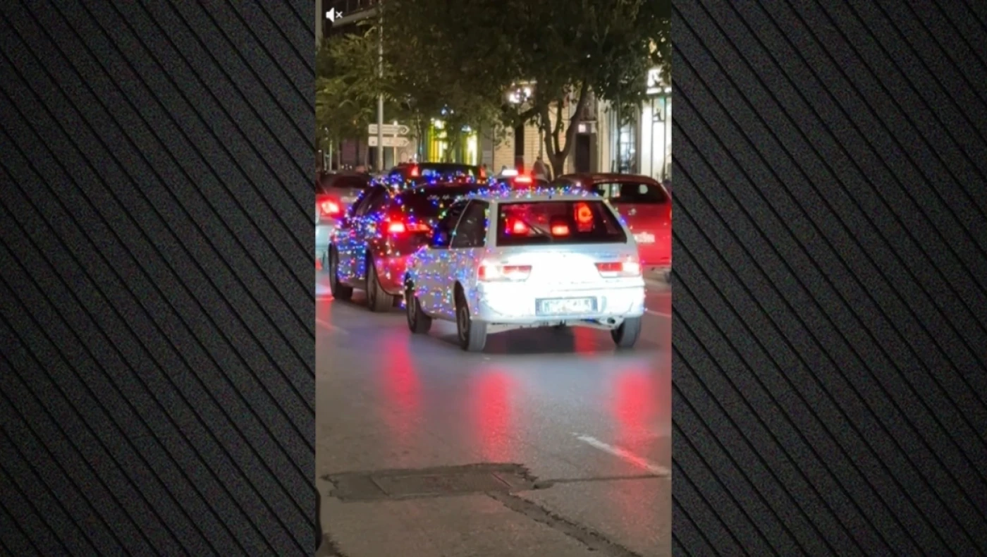 Θεσσαλονίκη: Αυτοκίνητα τυλιγμένα με... λαμπάκια