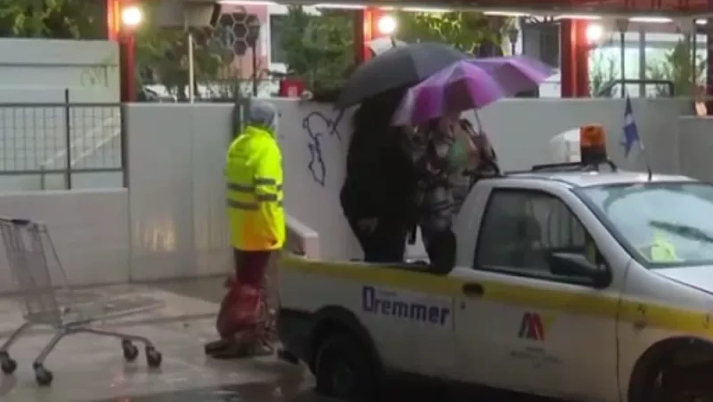 Μοσχάτο: Μεταφορά σε... καρότσα λόγω πλημμύρας (vid)