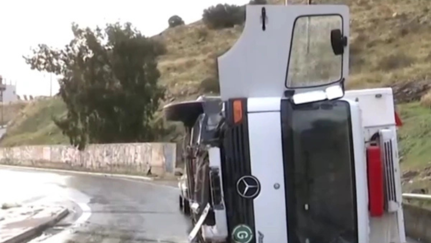 Νεκρή γυναίκα μετά από ανατροπή φορτηγού στο Πέραμα