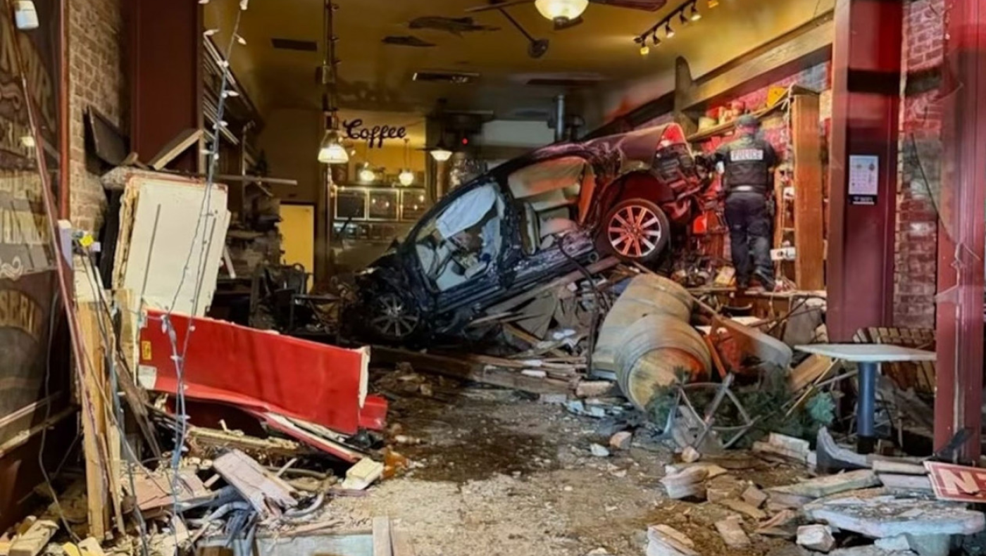 Ηλικιωμένος «σμπαράλιασε» καφέ με το αυτοκίνητό του!