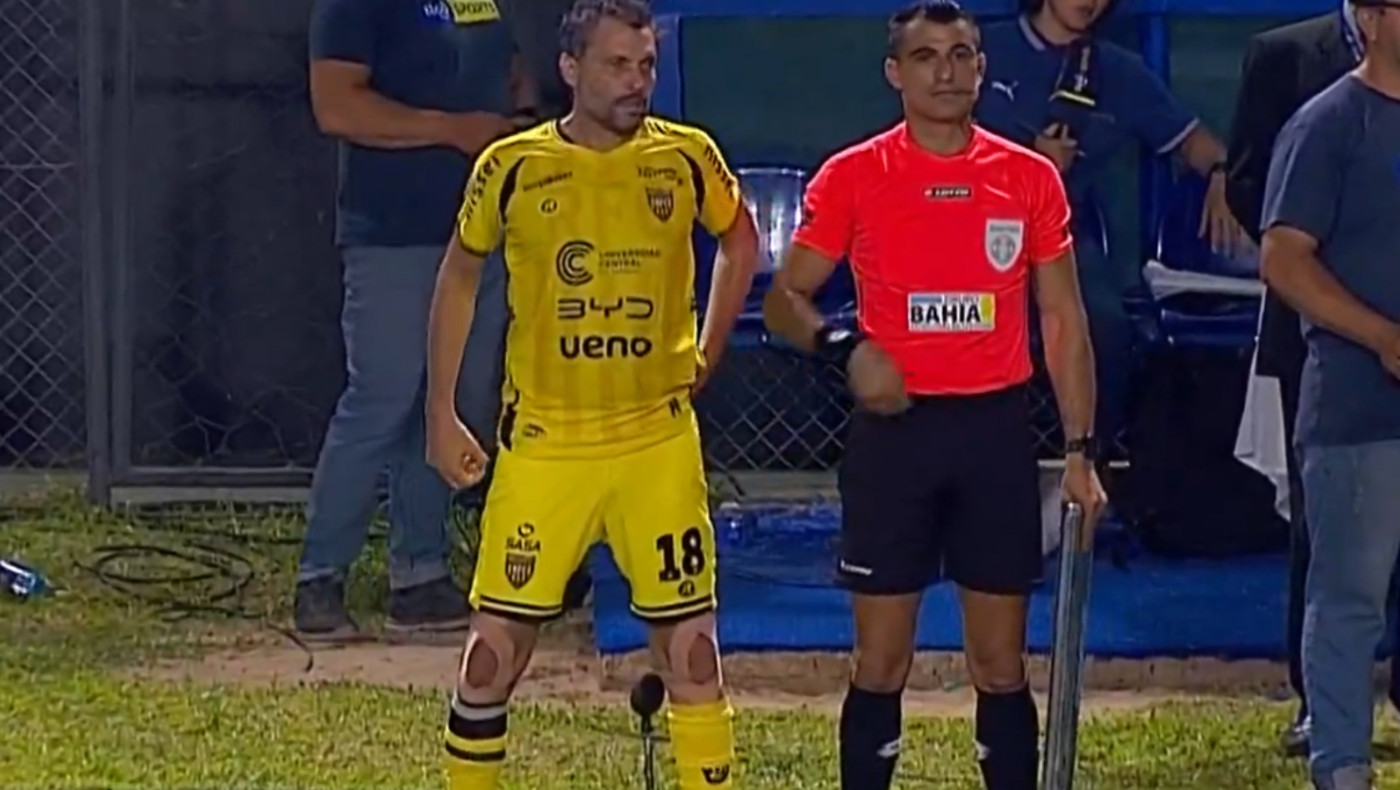 Παραγουάη: Ο πρόεδρος της Ρεκολέτα μπήκε στο γήπεδο ως παίκτης!