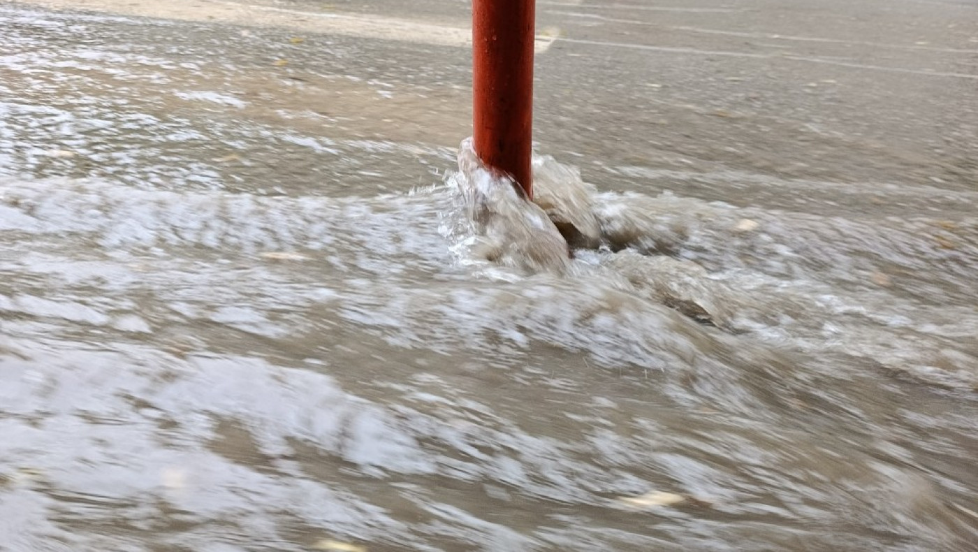 Βροχή στη Θεσσαλονίκη: Δρόμοι-παγίδες, ρυάκια και βουλωμένα φρεάτια