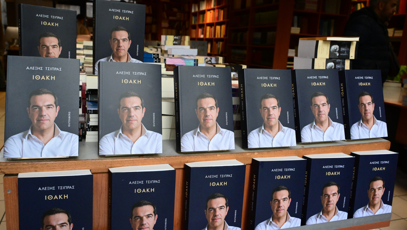 «Πίσω από τις λέξεις»: Ο Τσίπρας «τρόλαρε» τους επικριτές του βιβλίου «Ιθάκη»