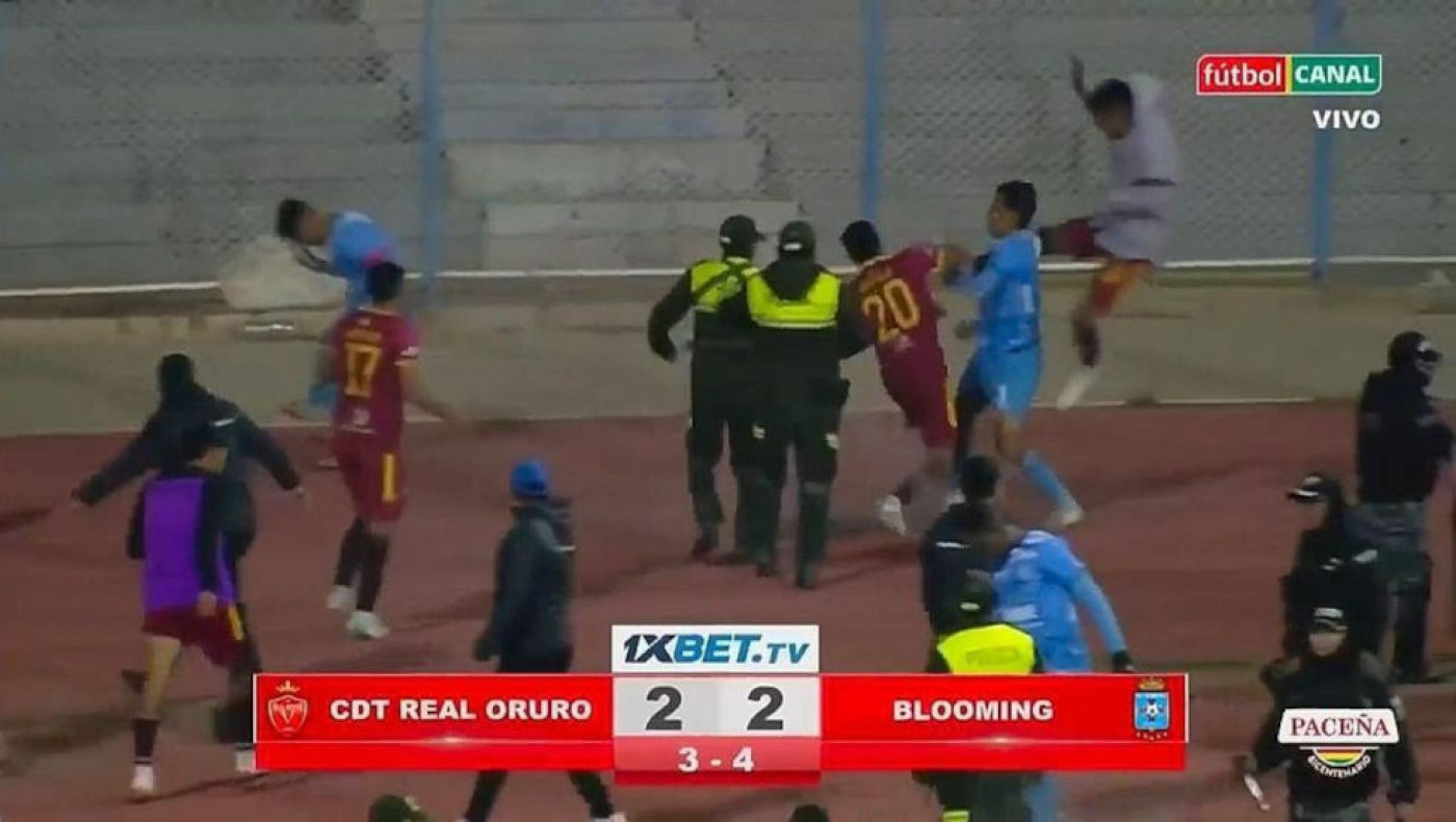 Χάος στη Βολιβία: Σοβαρά επεισόδια στο γήπεδο και... 17 αποβολές!