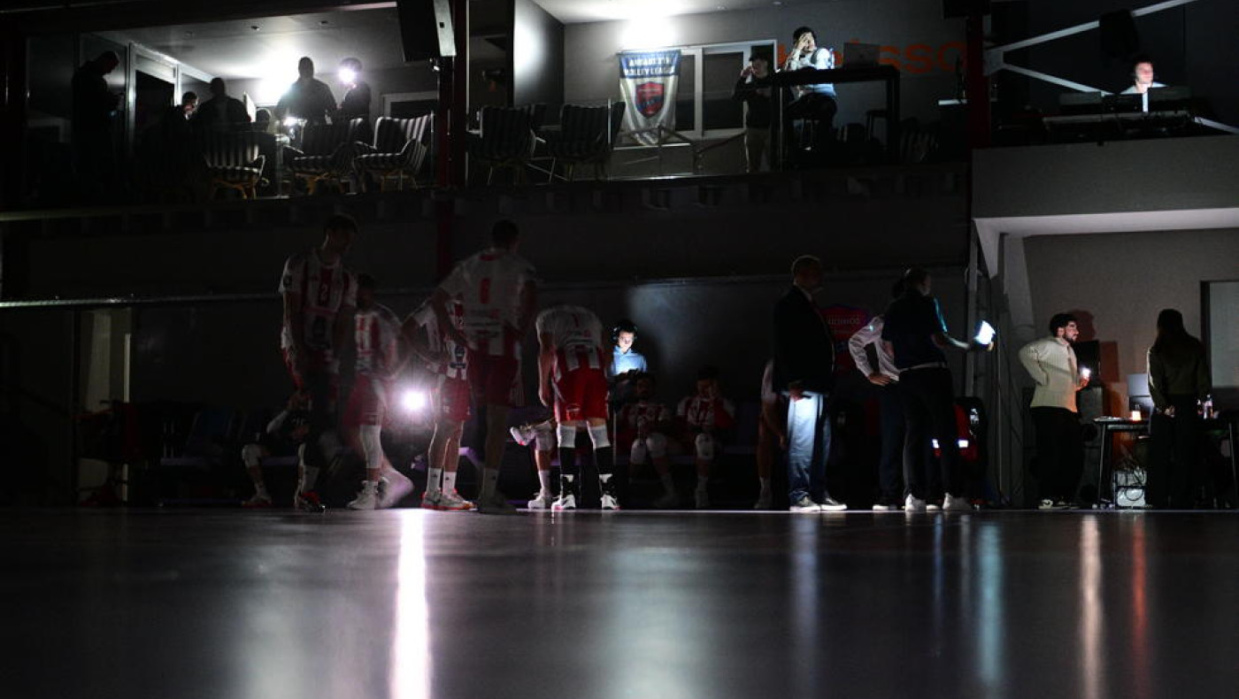 Βόλεϊ-Λιγκ Καπ: Η στιγμή που έπεσαν τα φώτα στο ΠΑΟΚ-Ολυμπιακός!