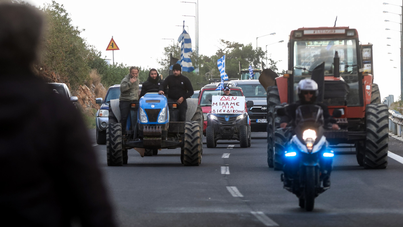 Θεσσαλονίκη: Οι αγρότες απέκλεισαν την πρόσβαση στο αεροδρόμιο Μακεδονία