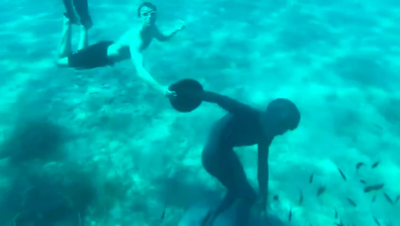 Χαλκιδική: Ο Sunday Nobody βύθισε άγαλμα… Μπομπ Σφουγγαράκη εμπνευσμένο από την Αρχαία Ελλάδα