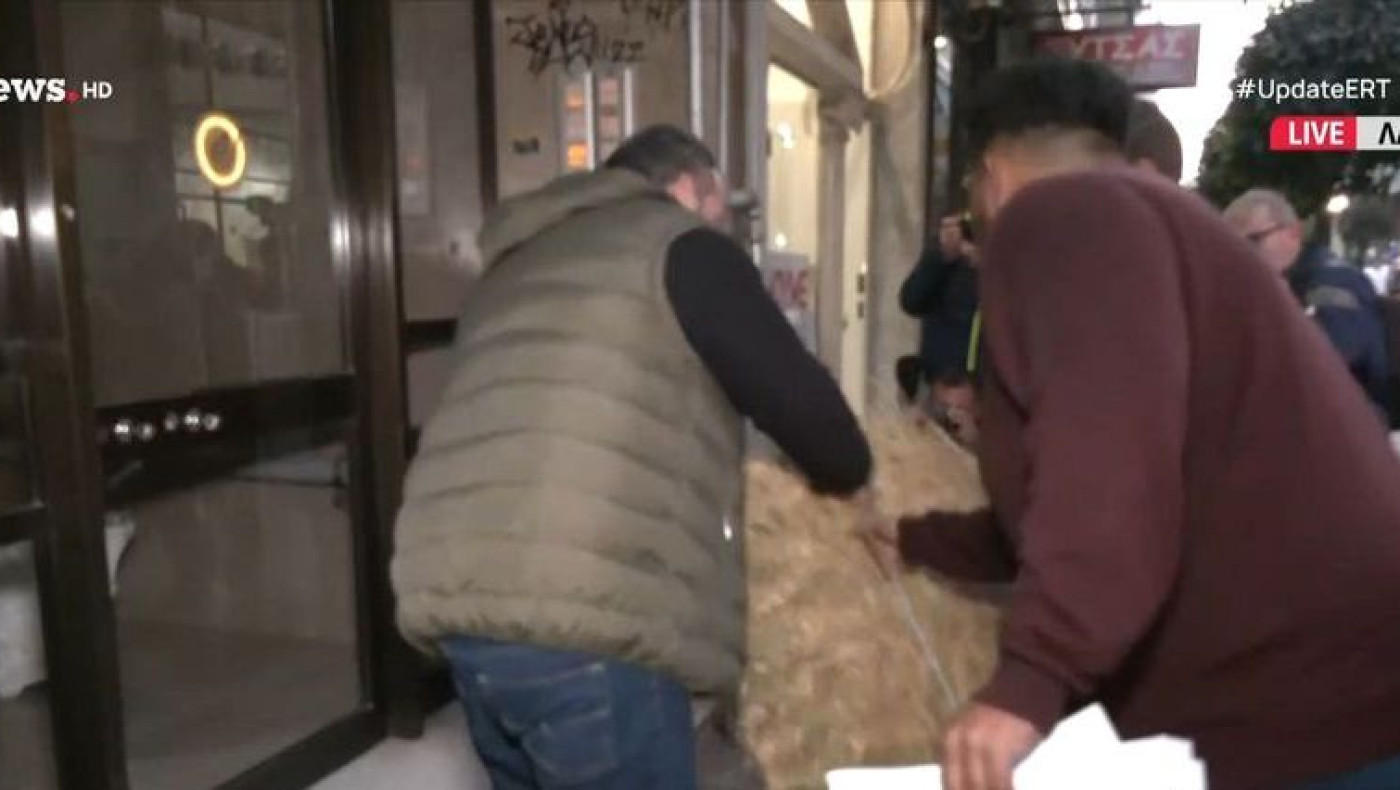 Λάρισα: Αγρότες έριξαν άχυρα στα γραφεία των βουλευτών της ΝΔ