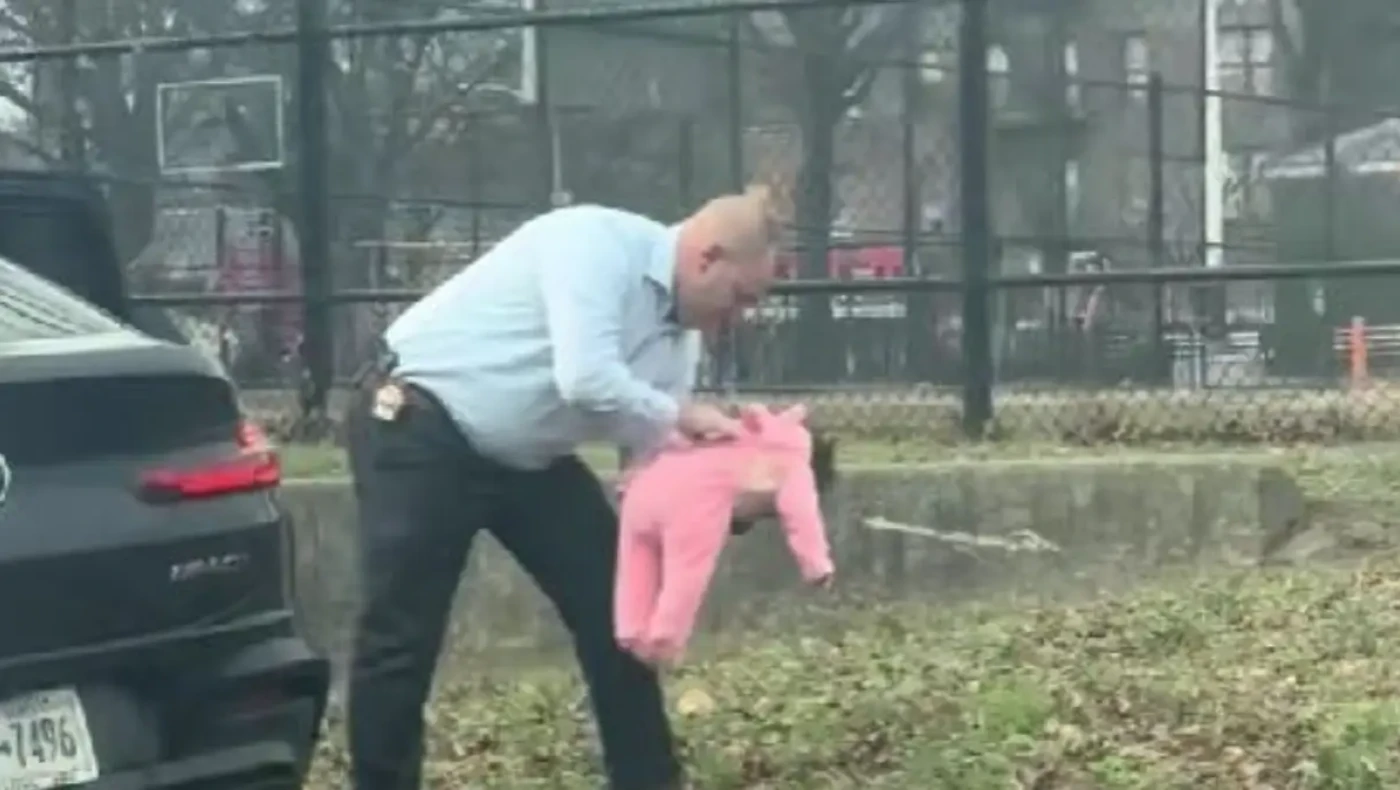 Αστυνομικός έσωσε στην άκρη του δρόμου βρέφος που πνιγόταν