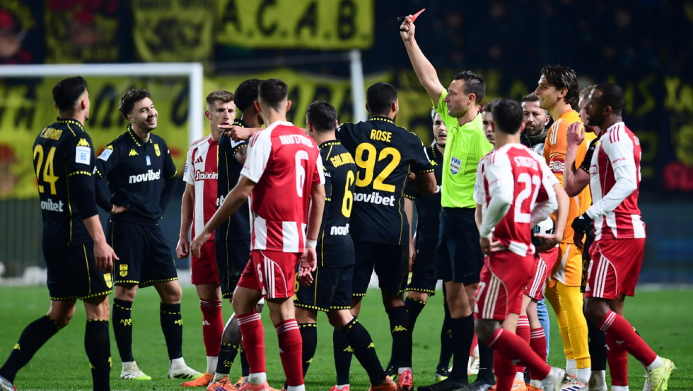 Λαμπαδαρίου για Άρης-Ολυμπιακός: Οι... τρεις κόκκινες και το πέναλτι