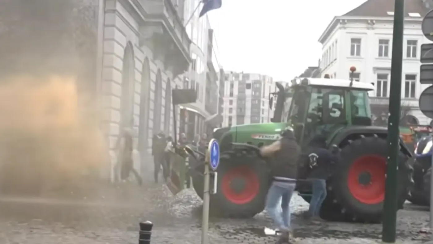 Πανδαιμόνιο στις Βρυξέλλες: Επεισόδια μεταξύ αγροτών και αστυνομίας με δακρυγόνα