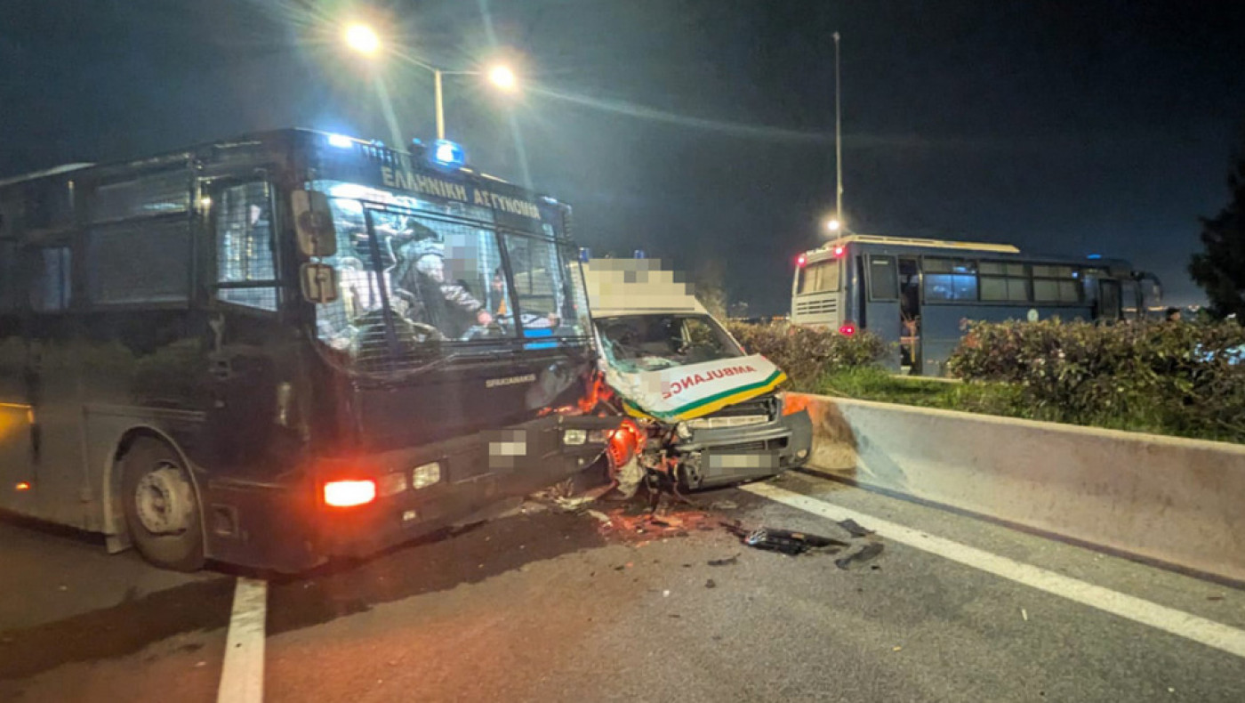 Αγροτικά μπλόκα: Ασθενοφόρο έπεσε πάνω σε κλούβα των ΜΑΤ που είχε κλείσει τον δρόμο