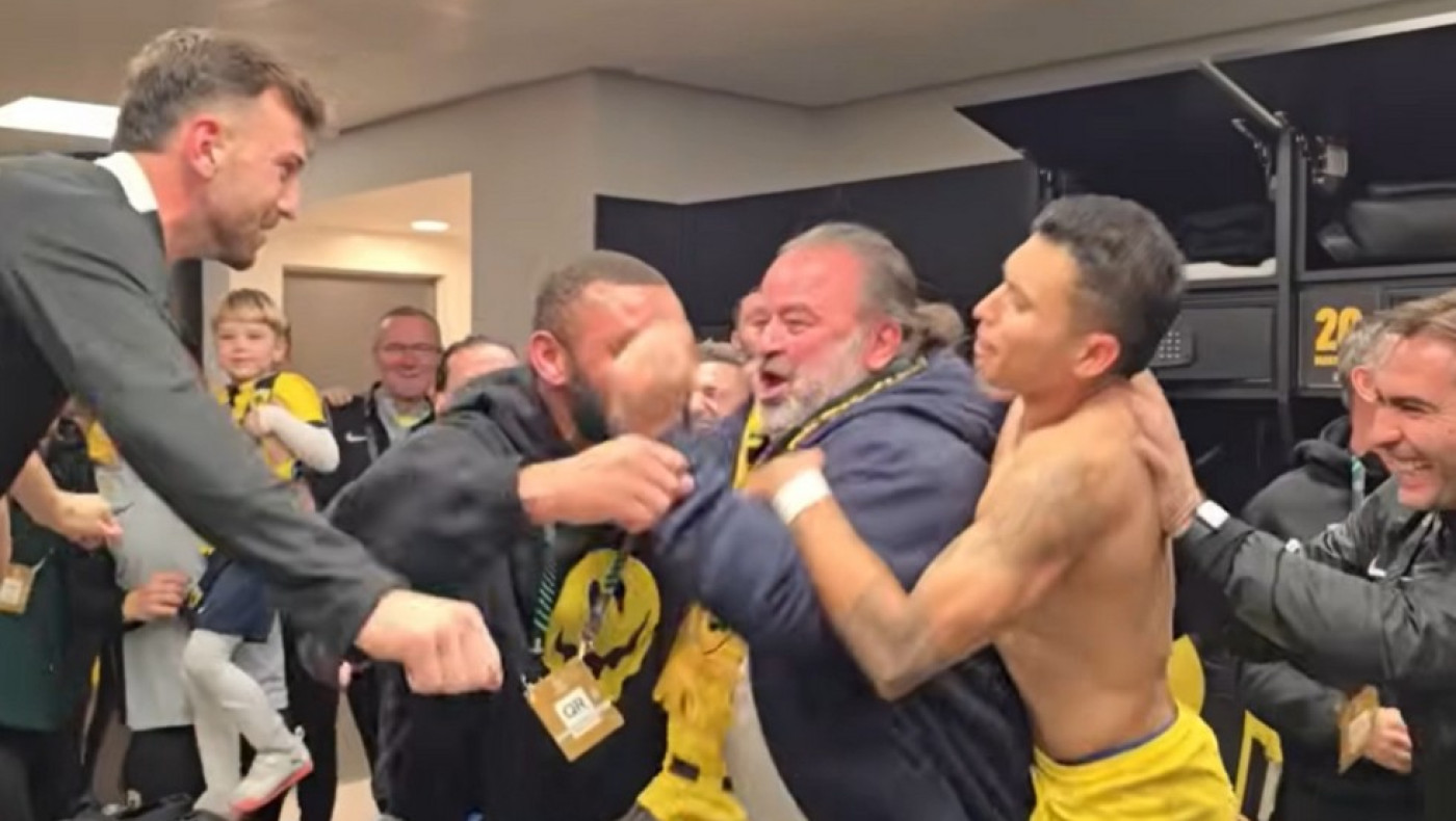 ΑΕΚ: Απίστευτο σόου Ηλιόπουλου στα αποδυτήρια-«Ωωωω σούπερ Μάριο»