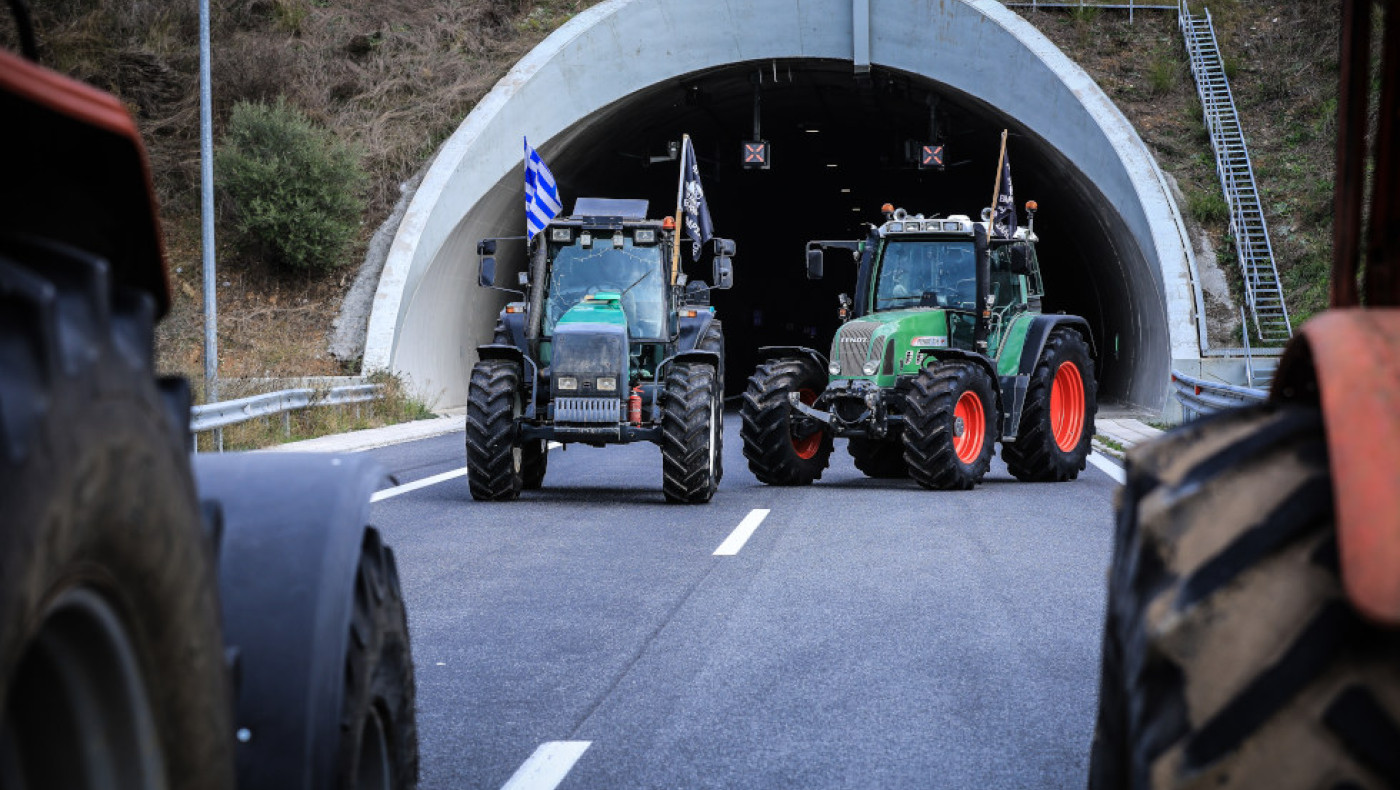 Αμετακίνητοι οι αγρότες: Ετοιμάζονται για Πρωτοχρονιά στους δρόμους