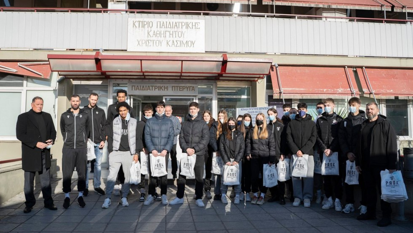 Οι παίκτες του ΠΑΟΚ κοντά στα παιδιά του Ιπποκρατείου με δώρα και ευχές