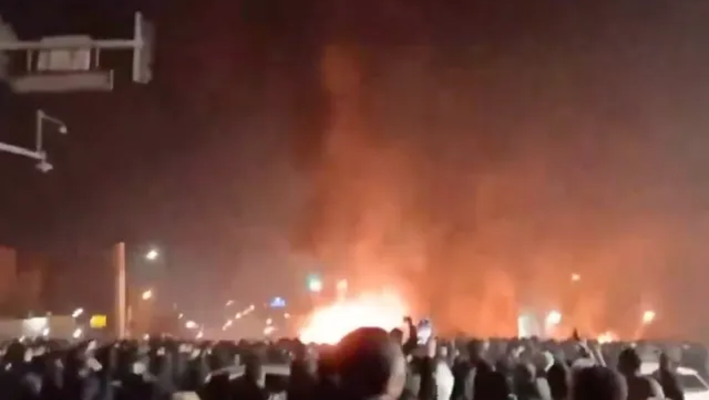 Καίγεται το Ιράν: Χιλιάδες κόσμου ζητά την παραίτηση Χαμενεΐ