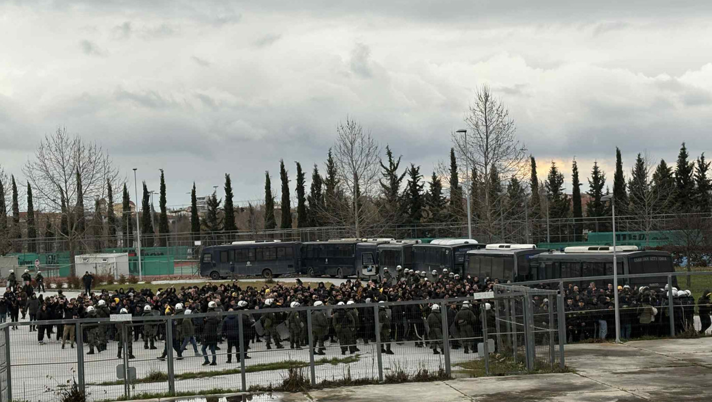Προκλητική συμπεριφορά της Αστυνομίας έξω από το AELFC Arena