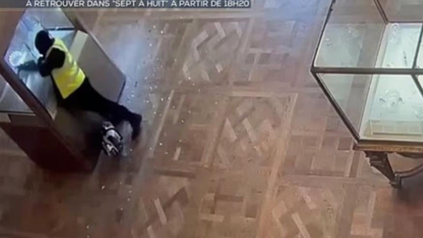Νέο βίντεο από τη ληστεία στο Λούβρο: Σπάζουν με... γροθιές τις βιτρίνες