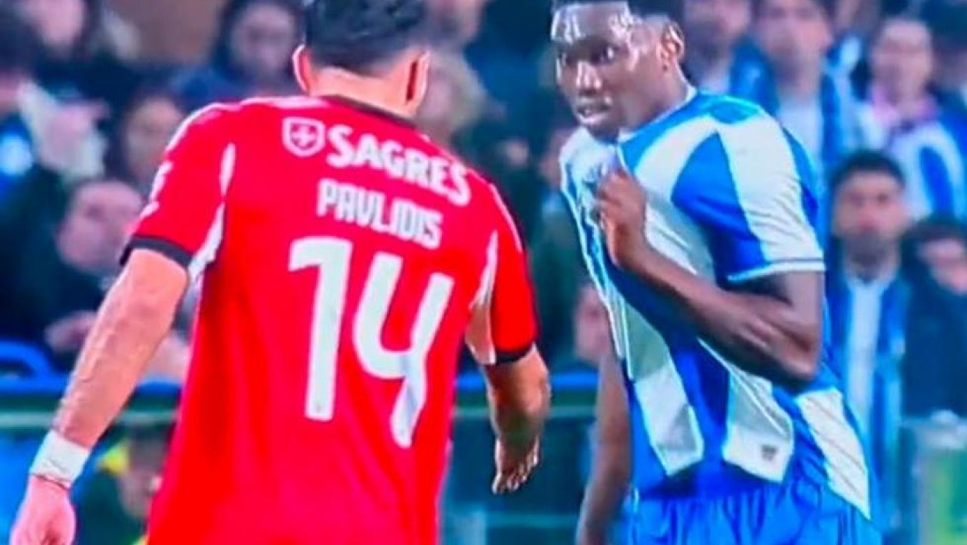 Ο Σάμου «αγνόησε» τη χειραψία και έδειξε το σήμα της Πόρτο στον Παυλίδη