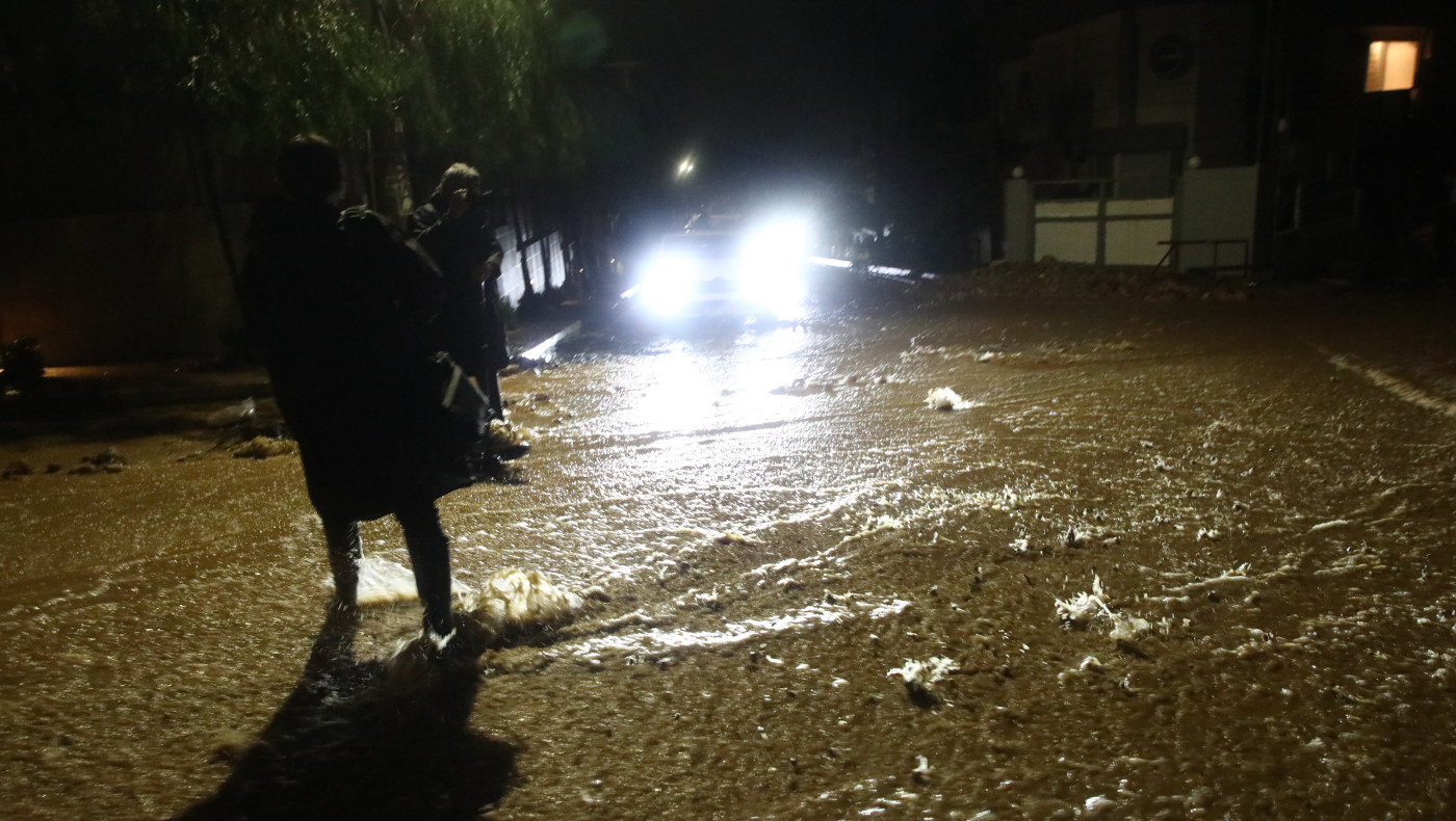 Βομβαρδισμένο τοπίο η Αττική: Κόπηκε στα δύο δρόμος στη Βάρη