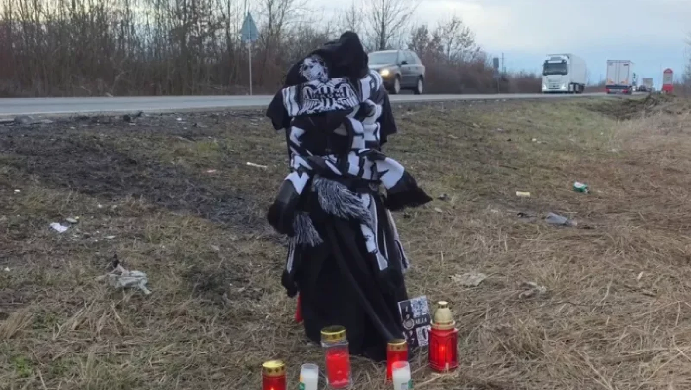 Τραγωδία στη Ρουμανία: Το μνημείο στο σημείο του πολύνεκρου τροχαίου (vid)