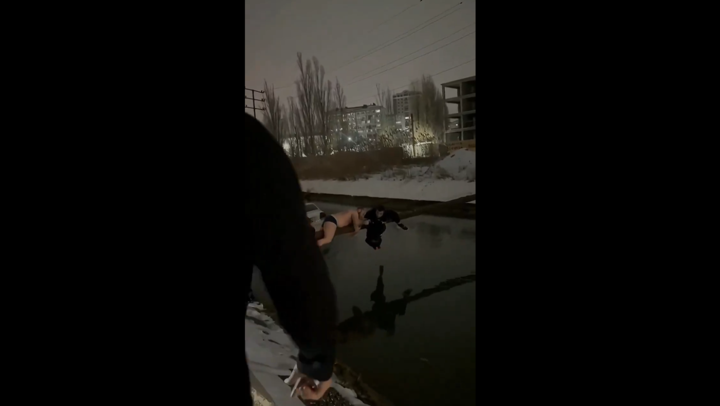 Κρεμάστηκαν από κολόνα για να σώσουν παιδί που παρασύρθηκε από χείμαρρο!