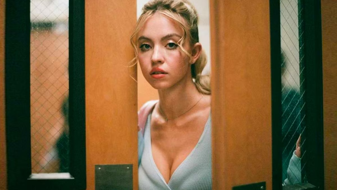 Sydney Sweeney: «Ανέβηκε» στην πινακίδα του Χόλιγουντ για να κρεμάσει σουτιέν!