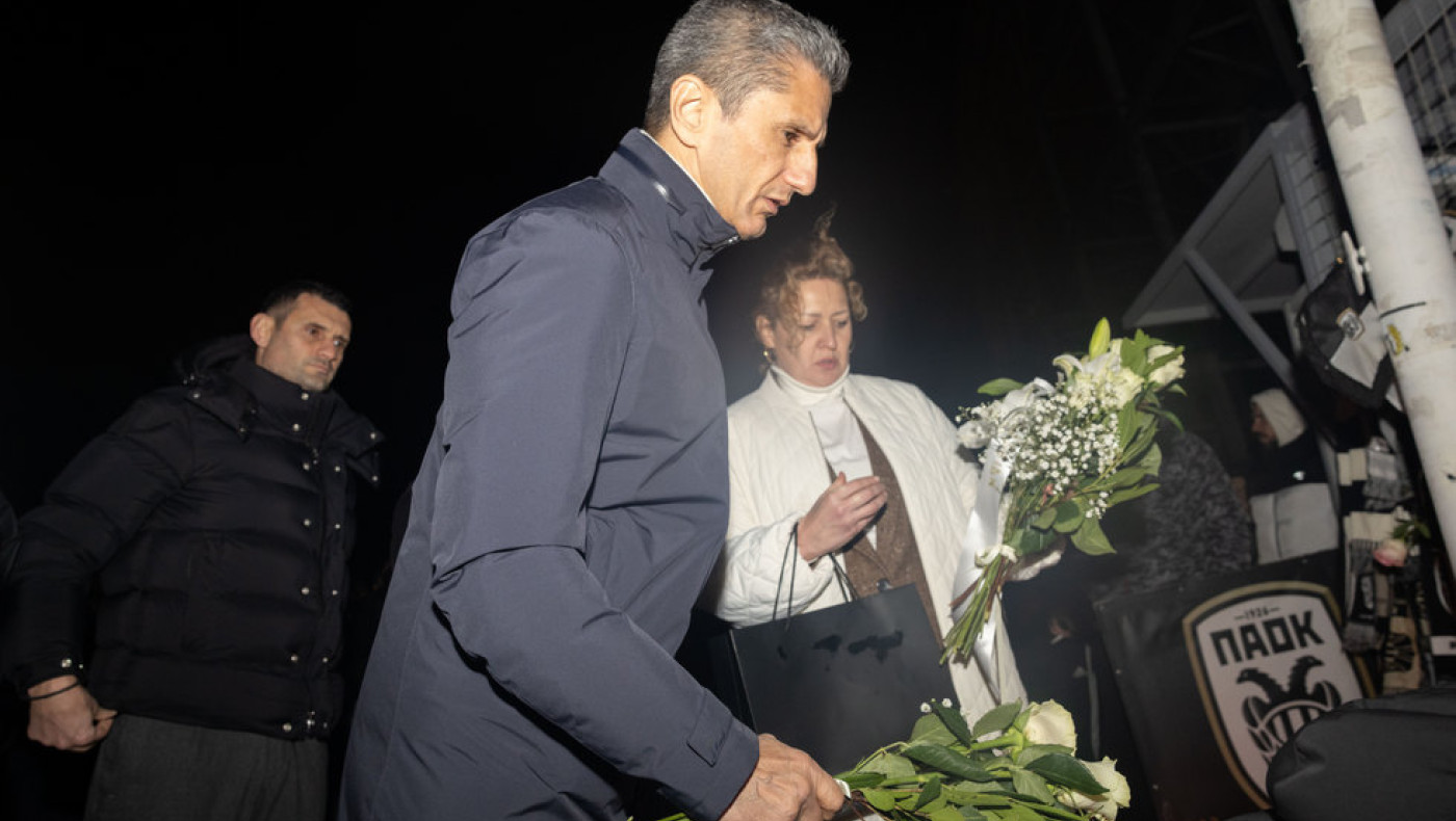 Λουτσέσκου και παίκτες αποτίουν φόρο τιμής στην Τούμπα-«Αδέρφια ζείτε εσείς μας οδηγείτε»