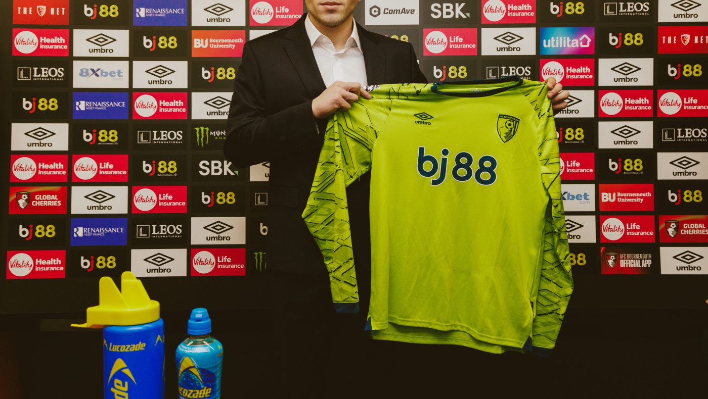 Μανδάς: Με τεράστια ελληνική σημαία τον υποδέχθηκε η Μπόρνμουθ