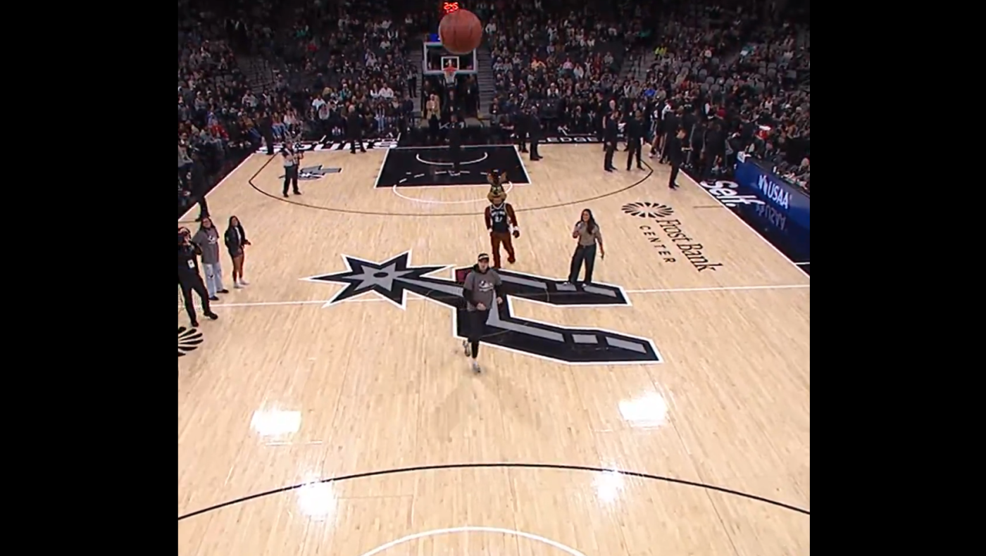 NBA: Ασύλληπτο σουτ για 10.000 από το κέντρο με το… χρονόμετρο για ταμπλό