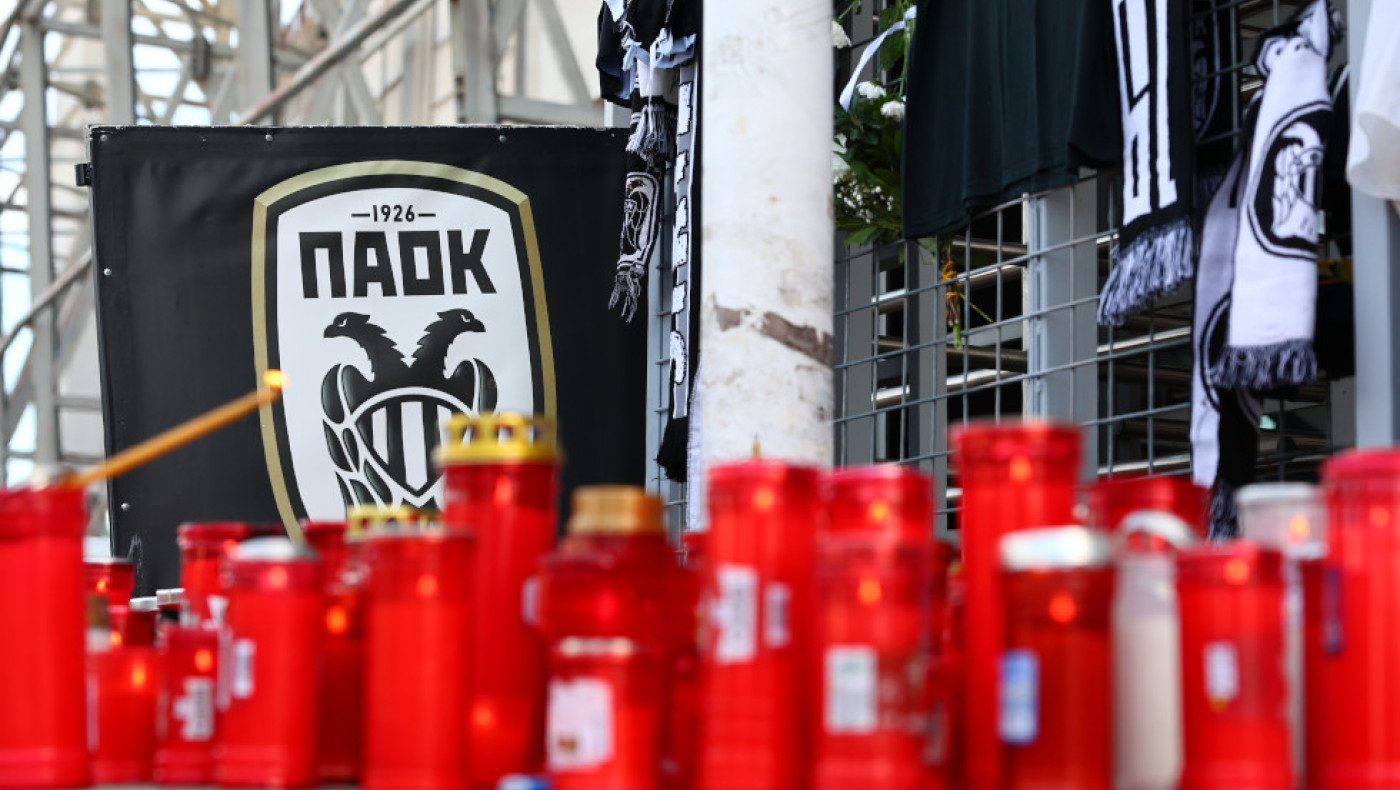 Οι οπαδοί της Νάπολι ύψωσαν πανό για τους αδικοχαμένους φίλους του ΠΑΟΚ