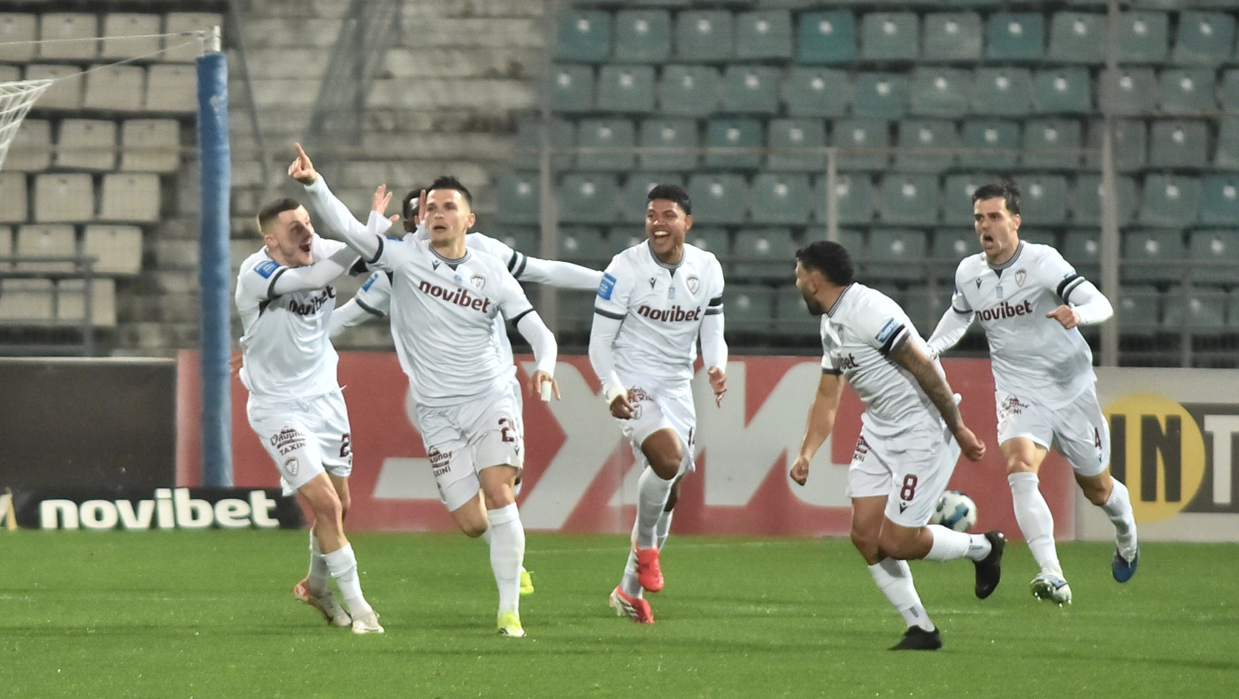 ΝΠΣ Βόλος-ΑΕΛ: Μπροστά στο σκορ οι «βυσσινί» με Τούπτα – Πέναλτι, κόκκινη και VAR στο Πανθεσσαλικό