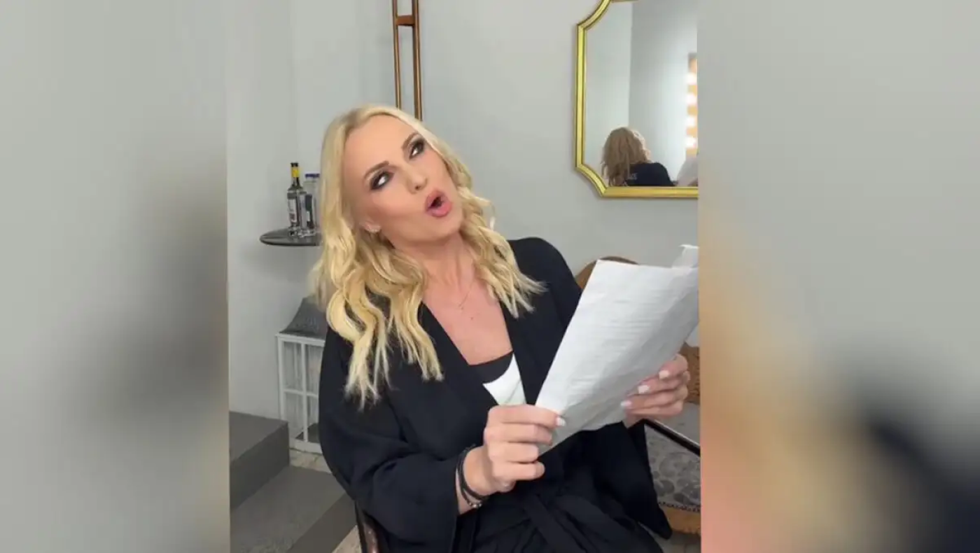 Η Πέγκυ Ζήνα τραγουδά το «Ματώνω» ως... Αμαλία του «Παρά Πέντε» και αποθεώνεται!