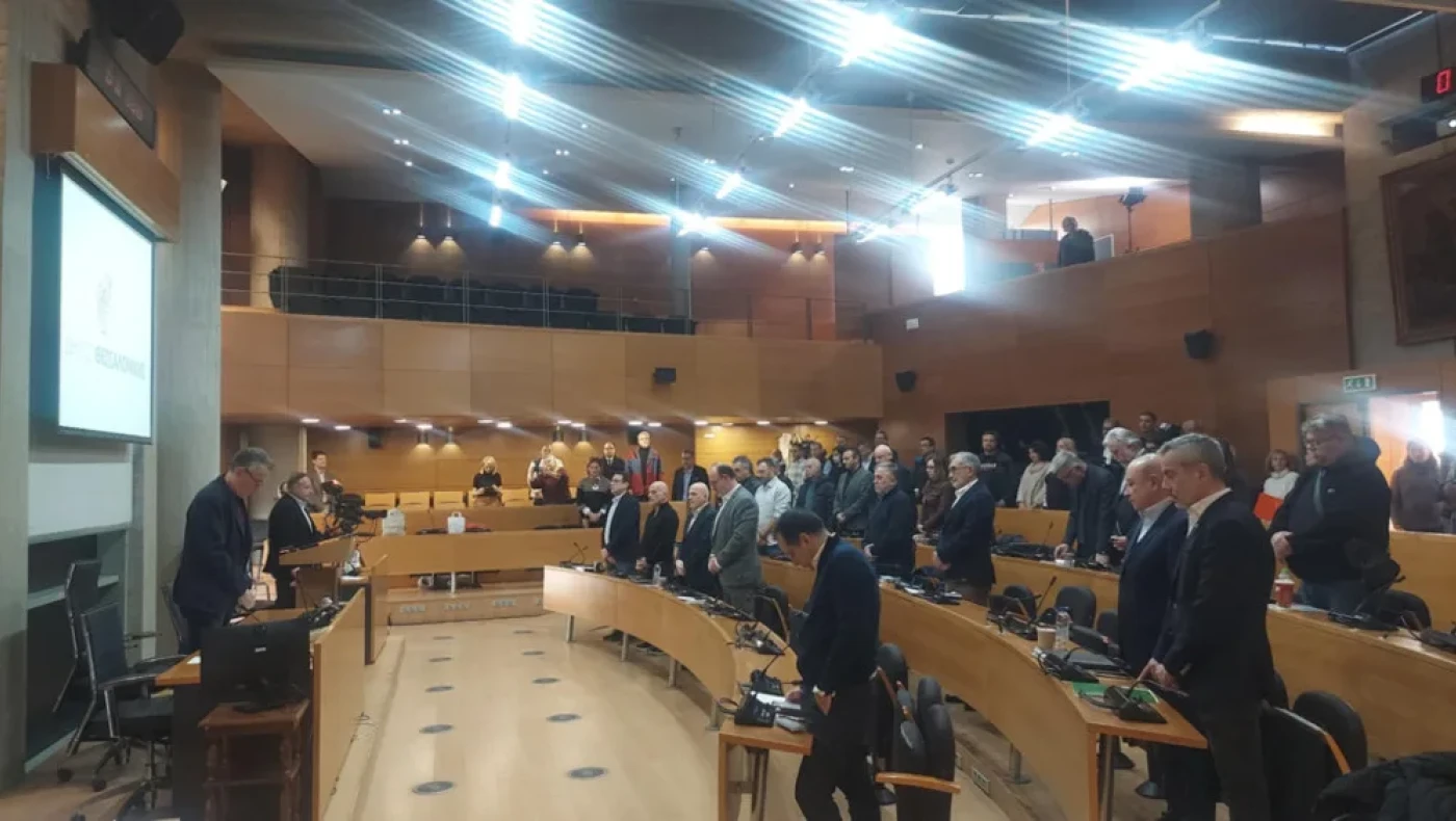 Δημοτικό Συμβούλιο Θεσσαλονίκης: Ενός λεπτού σιγή για τις τραγωδίες σε Τρίκαλα και Ρουμανία