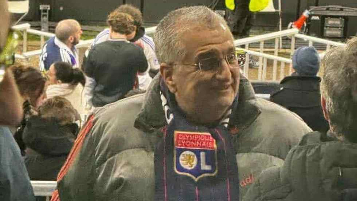 Λιόν - ΠΑΟΚ: Ο Λάμπρος Σκόρδας με κασκόλ της Λιόν στο Grupama arena