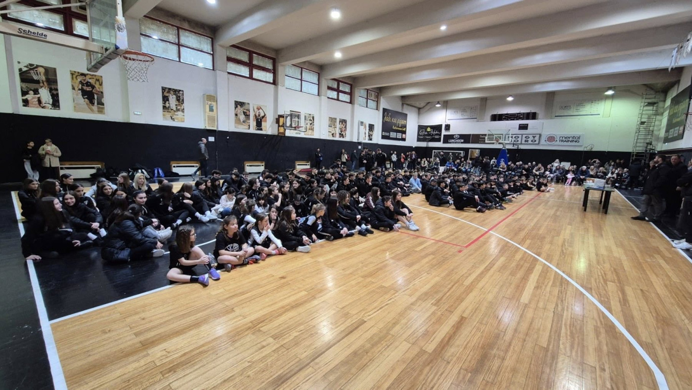 Οικογενειακό κλίμα στην εκδήλωση κοπής της Βασιλόπιτας των Ακαδημιών Μπάσκετ του ΠΑΟΚ