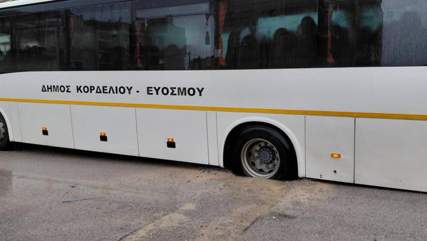 Θεσσαλονίκη: Λεωφορείο έπεσε σε μεγάλη λακκούβα-Μετέφερε μαθητές στο σχολείο