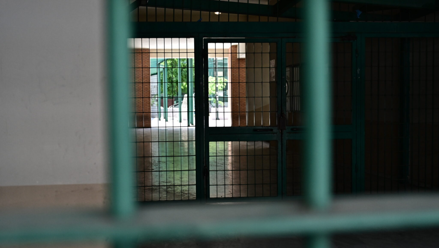 Καρατομήθηκε η διευθύντρια που έβαζε μαθητές να σκάβουν για να σβήσει απουσίες