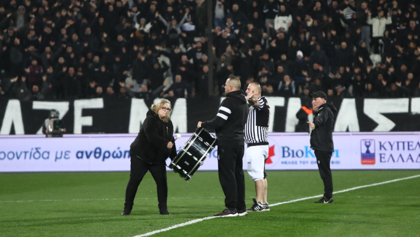 Ράγισαν καρδιές στην Τούμπα: Μητέρα αδικοχαμένου οπαδού χτύπησε το τύμπανο πριν τη σέντρα